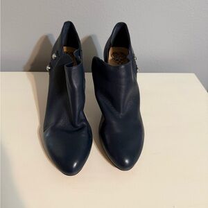 Vince Camuto Navy Leather Pointed Ankle Booties with Side Buttons size 9.5 Navy
